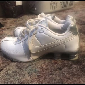 White and sliver nike shox size 9.